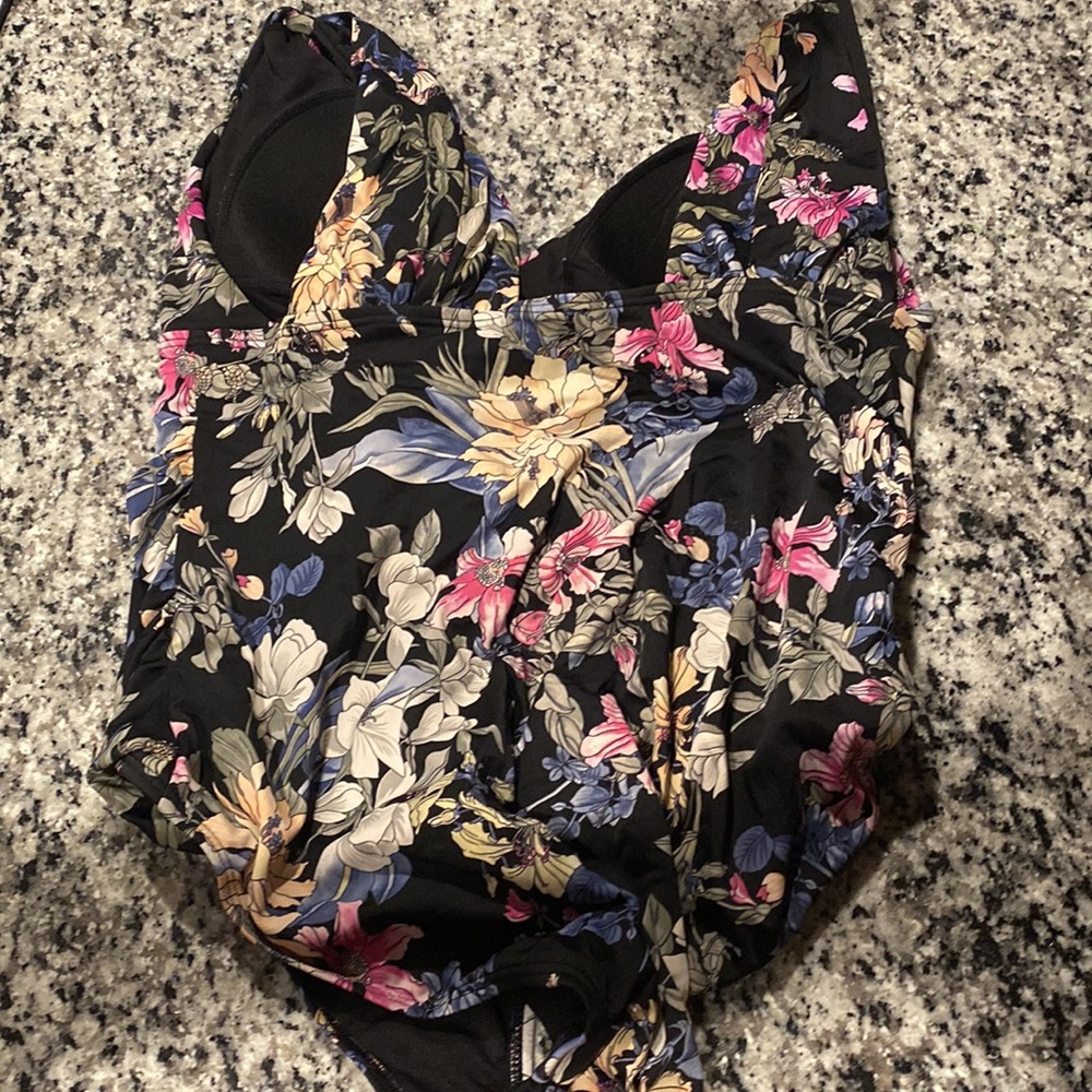 Bathing suit - Picture 2 of 3